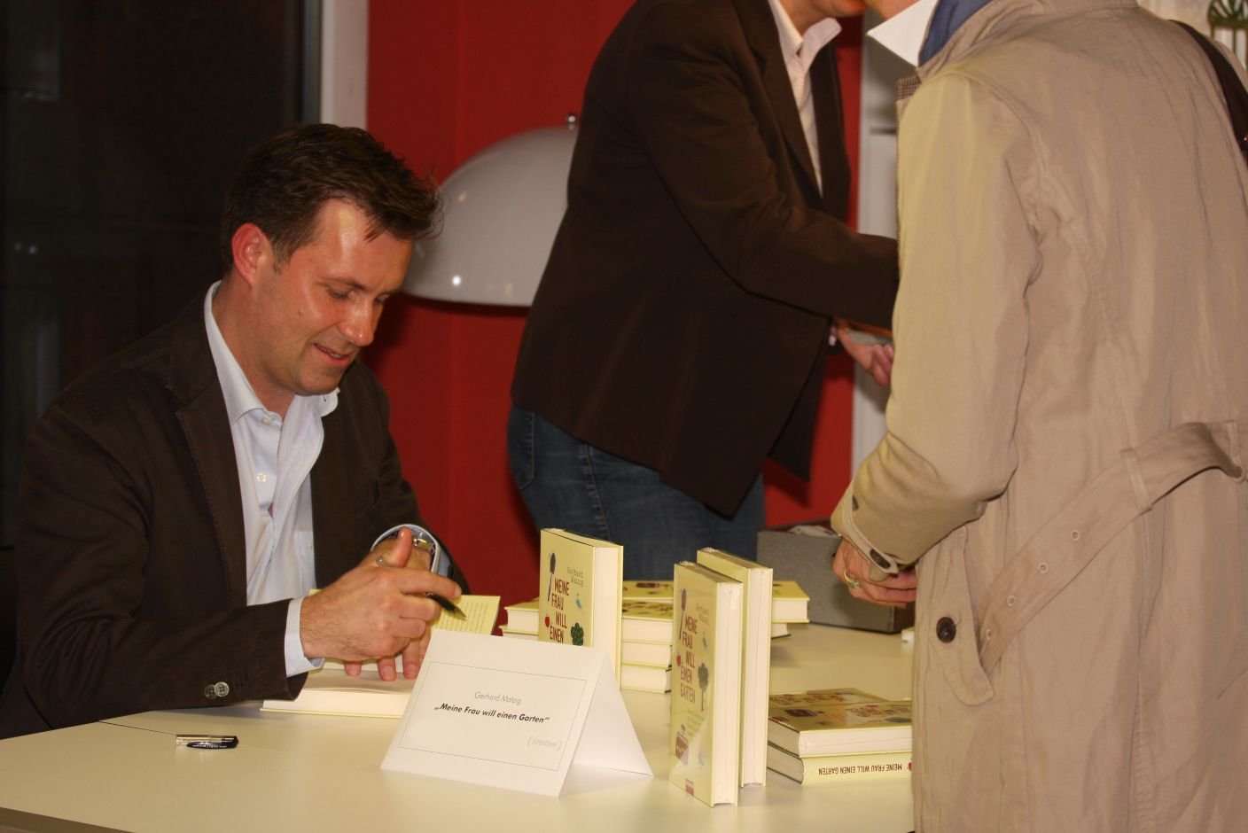 Gerhard Matzig signing copies of Meine Frau will einen Garten at (smow)liest