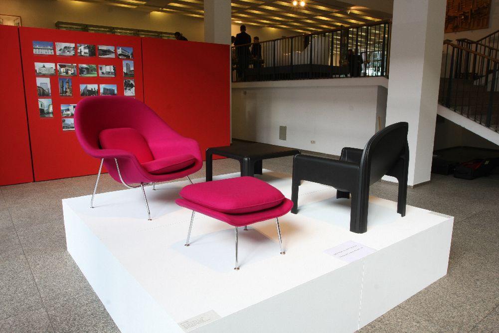 architektenmöbel womb chair and ottoman by eero saarinen next to chair 4794 table 4894 gae aulenti museum für angewandte kunst köln from aalto zumthor furniture architektenmöbel womb chair and ottoman by eero saarinen next to chair 4794 table 4894 gae aulenti museum für angewandte kunst köln from aalto zumthor furniture