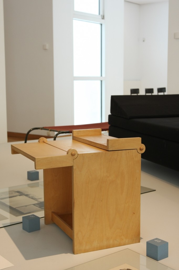 The Kramer Principle Design for Variable Use Museum Angewandte Kunst Frankfurt am Main Three-in-one combined extendible stoolside table