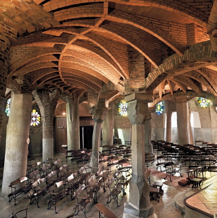 Antoni Gaudí. Krypta der Kirche der Colònia Güell. Innenansicht (1898-1917)