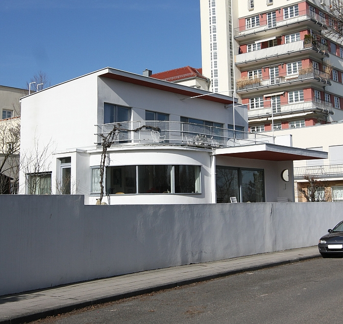 Weissenhofsiedlung Stuttgart, House 33 by Hans Scharoun. A single family house. But a future-orientated model?