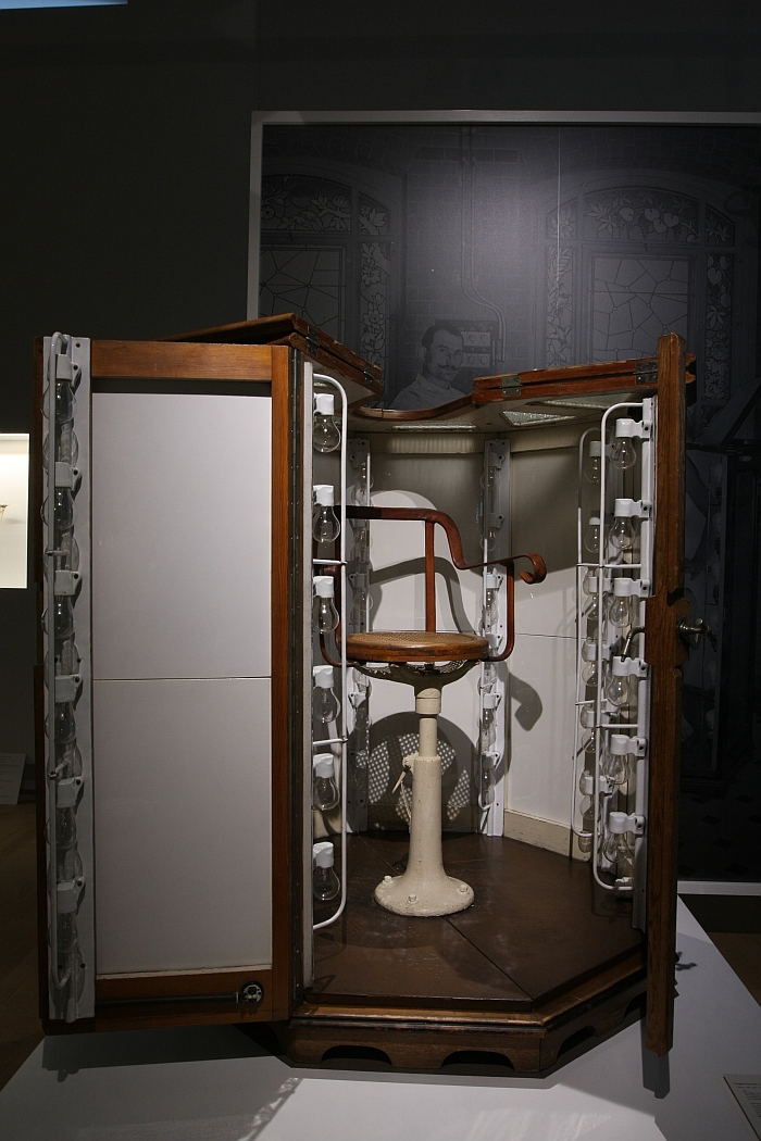 A Solar hygienic light bath from 1911, as seen at Art Nouveau The Great Utopian Vision, the Museum für Kunst und Gewerbe Hamburg