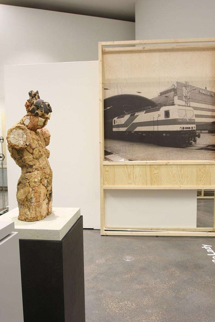 Abstract lady meets White lady: a sculpture by Gertraud Möhwald and a series 143 locomotive, the so-called White Lady, as see at Moderne in der Werkstatt - 100 Years Burg Giebichenstein Kunsthochschule Halle, Kunstmuseum Moritzburg, Halle