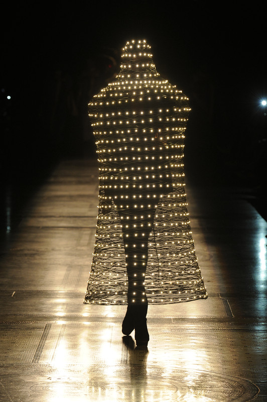 Moritz Waldemeyer, basket-like cloak for Philip Treacy, lighting technology Moritz Waldemeyer (© Design/Foto: Moritz Waldemeyer)