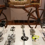 As if to taunt the Draisine... pedals displayed next to a pedalless bike, as seen at Self-Propelled. Or how the bicycle move us, the Kunstgewerbemuseum Dresden