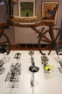 As if to taunt the Draisine... pedals displayed next to a pedalless bike, as seen at Self-Propelled. Or how the bicycle move us, the Kunstgewerbemuseum Dresden