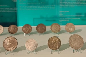 De riguer for all archeology exhibitions also Geld, smac – State Museum for Archaeology in Chemnitz