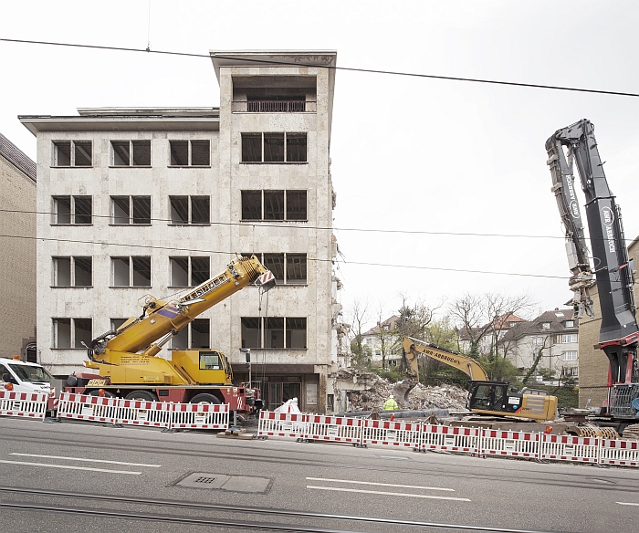 The demolition of flats in the Haussmannstraße, Stuttgart. (Photo Copyright Wilfried Dechau)