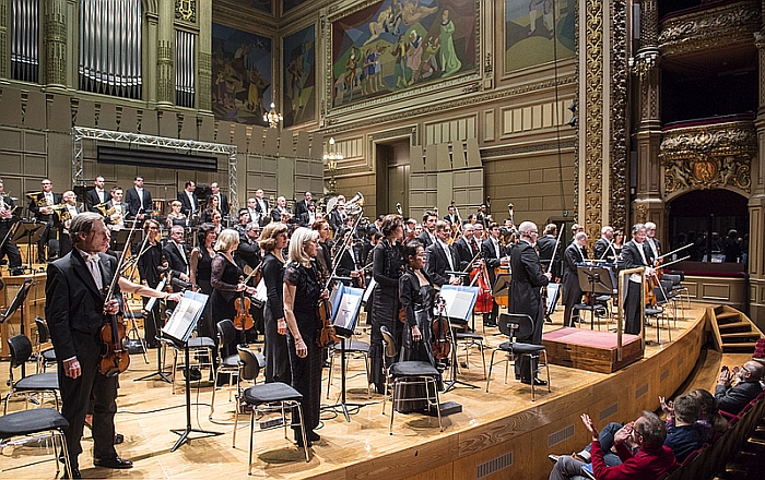 The only chance most orchstra musicians get to stand, the final bow. Here l'Orchestre Philharmonique Royal de Liège March 2017 (Photo © Anthony Delhez, courtesy OPRL)