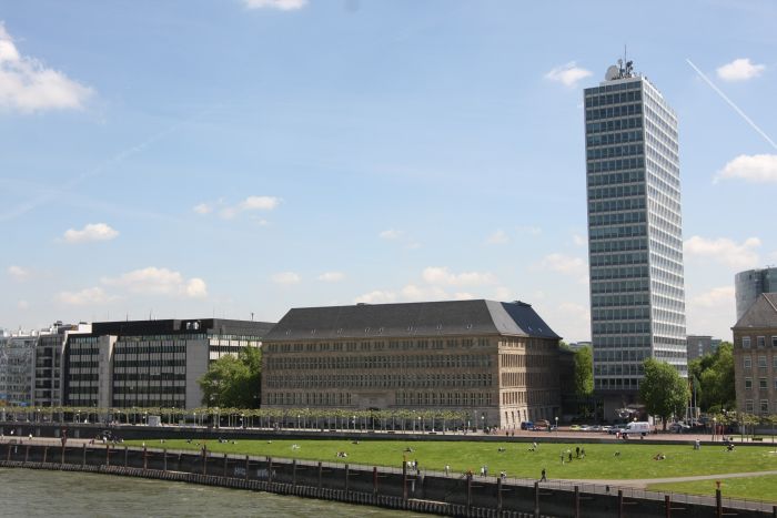 The Mannesmann-Haus by Peter Behrens (l) and the Mannesmann-Hochhaus by Paul Schneider-Esleben as viewed from the Rheinkniebrücke