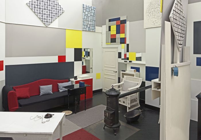 A recreation of Piet Mondrian’s Paris studio, on show at Gemeentemuseum Den Haag (Photo: Fas Keuzenkamp, © 2017 STAM STIJL architectuur Mondriaan, courtesy of Gemeentemuseum Den Haag)
