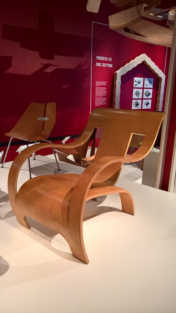 A plywood arm chair by Gerald Summers, crafted from a single plywood board (1934)