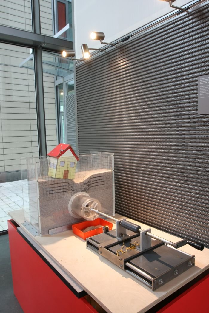 Model for the investigation of the stability in the break-out areas during shield tunneling.