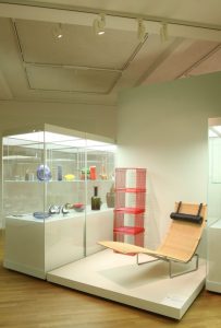 PK24 chaise longue by Poul Kjaerholm & Wire Shelf by Verner Panton, as seen at Made in Denmark. Design since 1900, Grassi Museum of Applied Arts Leipzig