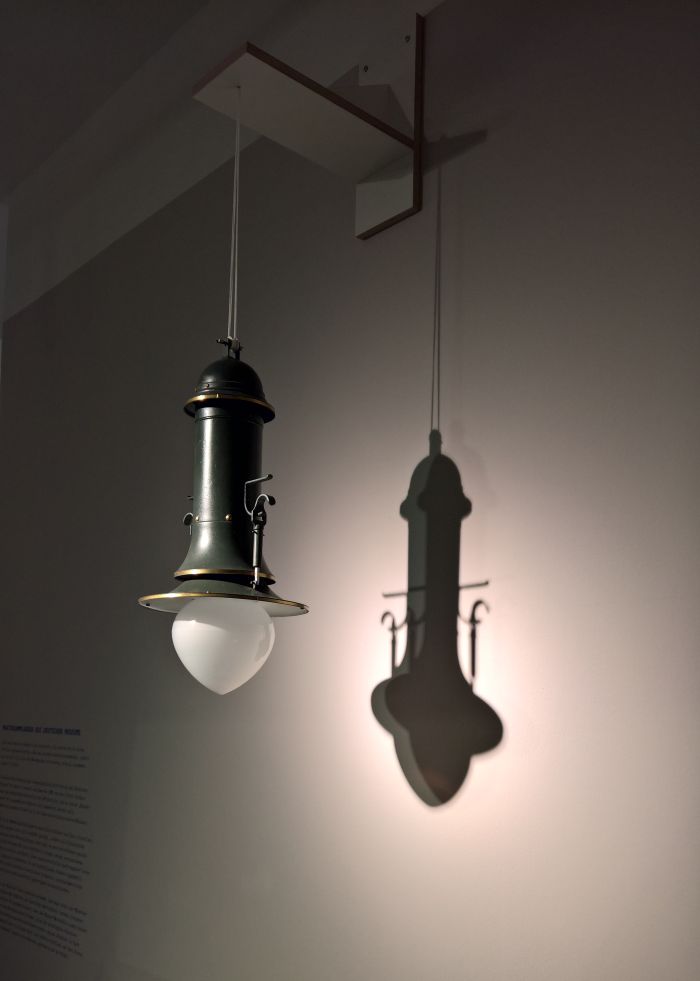 A 1907 Sparbogenlampe by Peter Behrens for AEG 1907, as seen at Commercial Design instead of Applied Art?, the Werkbundarchiv – Museum der Dinge Berlin