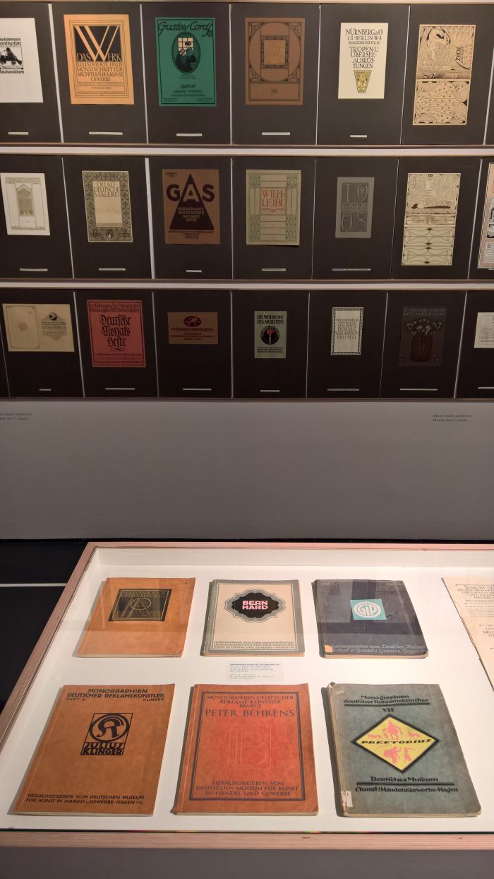 Six monographs published by the Museum für Kunst in Handel und Gewerbe, as seen at Commercial Design instead of Applied Art?, the Werkbundarchiv – Museum der Dinge Berlin
