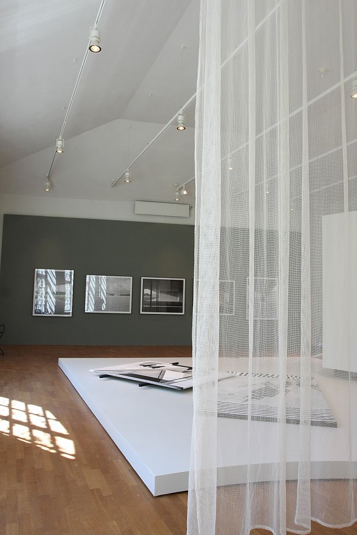 Textile installation by Judith Raum & Katharina Jebsen, photos by Joachim Brohm and the installation Perspektivwechsel by Oskar Rink, as seen at Bauhaus_Sachsen, Grassi Museum für Angewandte Kunst Leipzig