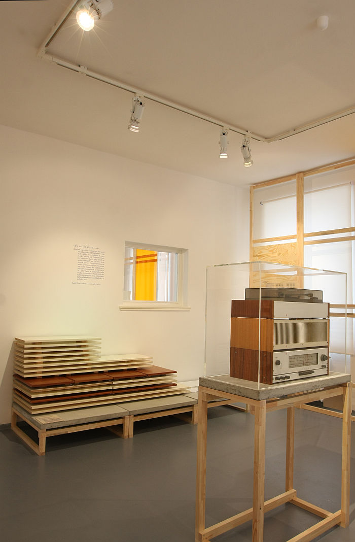 Montagmöbelprogramm Deutsche Werkstätten, MBW, by Rudolf Horn for VEB Deutsche Werkstätten Hellerau and an RFT stereo system, as seen at Shaping everyday life! Bauhaus modernism in the GDR, Dokumentationszentrum Alltagskultur der DDR, Eisenhüttenstadt
