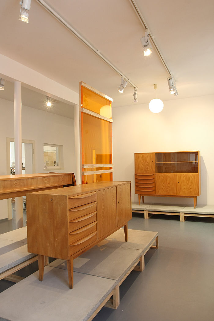Objects from Series 602 collection by Franz Ehrlich for VEB Deutsche Werkstätten Hellerau, as seen at Shaping everyday life! Bauhaus modernism in the GDR, Dokumentationszentrum Alltagskultur der DDR, Eisenhüttenstadt