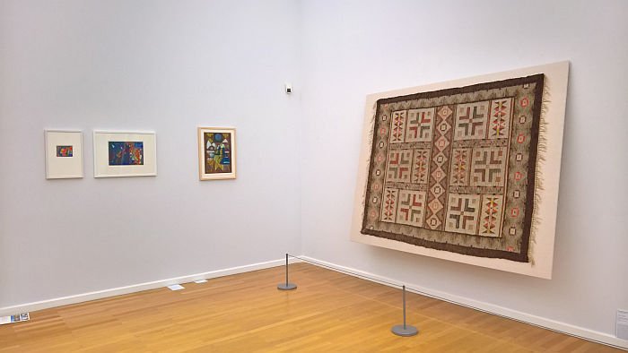 Rug and stained glass by Ida Kerkovius (r) & two pastels by Adolf Hölzel (l), as seen at Bauhaus. Textiles and Graphics, Kunstsammlungen Chemnitz