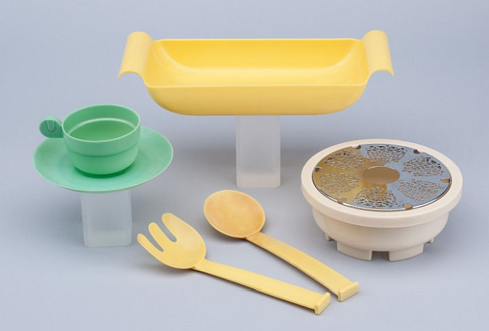 Early plastic household objects, examples of inter-war understandings of nützlich & schön, (Photo © & Courtesy LVR_Industriemuseum)