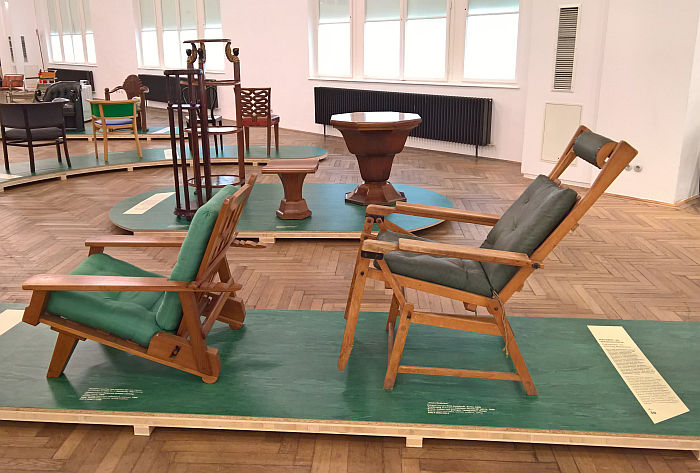 Canadian lounger by Margarete Schütte from 1925 and the Siesta Medizinal recliner by Hans Luckhardt for Thonet, 1936, as seen at Bentwood and Beyond. Thonet and Modern Furniture Design, MAK - Museum für angewandte Kunst Vienna