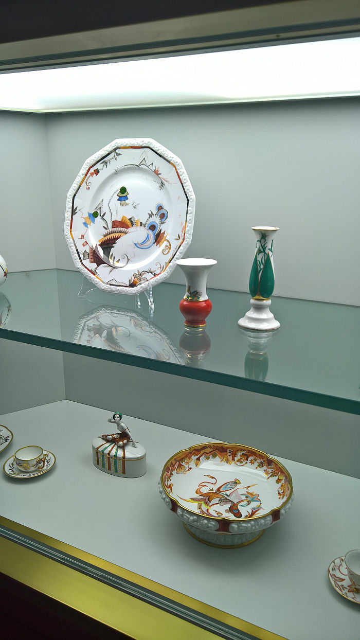 A plate and serving bowl from the Maria collection from Rosenthal, Selb, as seen at Spitzen des Art déco, Grassi Museum für Angewandte Kunst, Leipzig