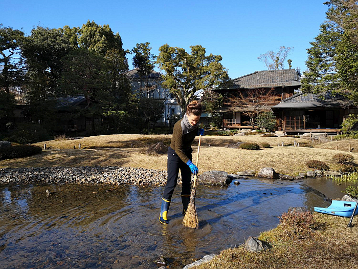 Cleaning Murin-an garden, Kyoto (photo © and courtesy Studio B Severin)