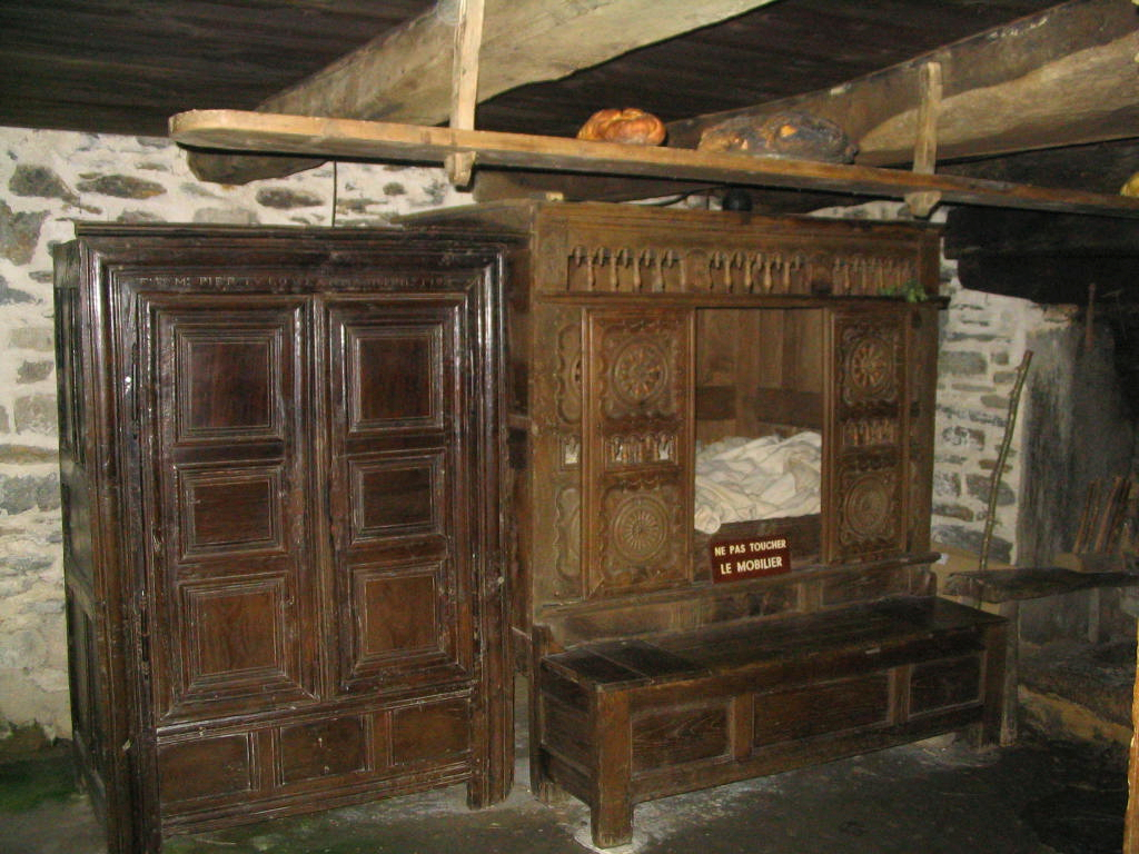 An 18th century Lit-clos with the low wooden box in front: Settle by day, Bed by night (Photo Loïc via commons.wikipedia CC BY-SA 3.0)