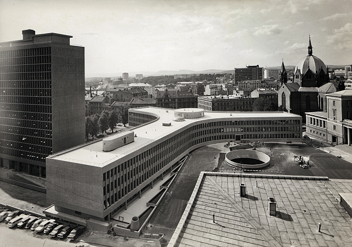 The Y-building in Oslo, from 1969 by Erling Viksjø, part of Concrete in Transition. The architect Erling Viksjø and his artist collaborators ,The National Museum, Oslo (photo Norsk Teknisk Museum/ Sparebankstiftelsen via commons.wikimedia.org CC BY-SA 4.0)