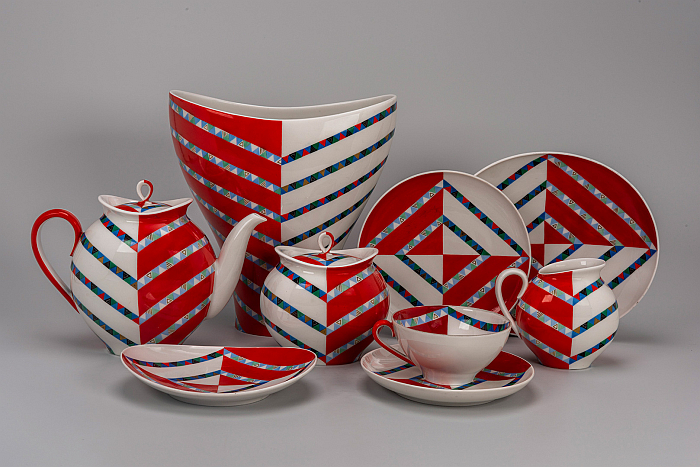“Contrast” service by Vladimir Semionov (form) and Nina Pavlova (decoration), 1959, part of Decorative Minimalism. “The Thaw” in Soviet Porcelain at The State Hermitage Museum, St Petersburg, (Photo © and courtesy, The State Hermitage Museum)