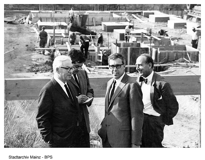 Arne Jacobsen and Otto Weitling, in the foreground, visiting the consruction of Mainz Rathaus, undated (Photo Klaus Benz, © and courtesy Stadtarchiv Mainz)