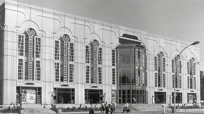Friedrichstadtpalast by Manfred Prasser, Dieter Bankert, Walter Schwarz, part of Anything Goes? Berlin Architecture in the 1980s, the Berlinische Galerie, Berlin (Photo unknown, © and courtesy Berlinische Galerie)