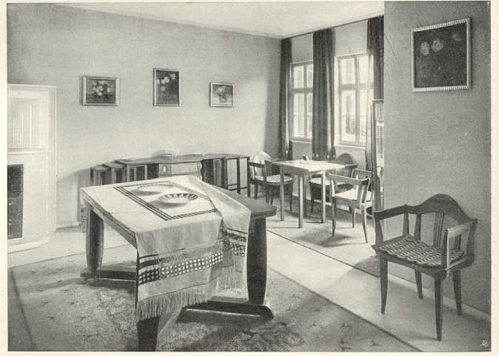 Living room by Gertrud Kleinhempel presented at the 1906 Deutsche Kunstgewerbeausstellung Dresden (image via https://daten.digitale-sammlungen.de CC BY-NC-SA 4.0)