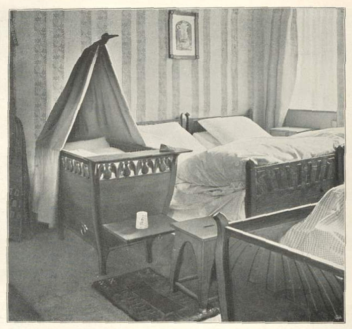 Bedroom with cot by Gertrud Kleinhempel, as presented at the 1899 Volksthümliche Ausstellung für Haus und Herd, Dresden (image via https://daten.digitale-sammlungen.de CC BY-NC-SA 4.0)