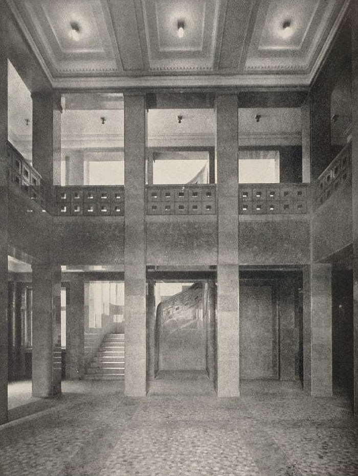 The vestibule with marble staircase from Ludwig Mies van der Rohe (Photo from Dekorative Kunst, 1917, courtesy www.digitale-sammlungen.de CC BY-NC-SA 4.0)