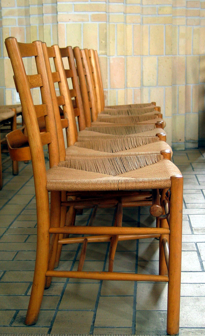 Chairs for the Bethlehem Church Copenhagen by Kaare Klint, 1936 (photo Hans Andersen via commons.wikimedia.org CC BY-SA 3.0)