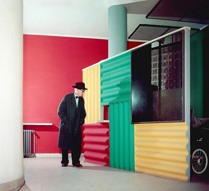 Le Corbusier in front of the “paravent à poussettes” made of painted corrugated Eternit backfilled with concrete, executed as a prototype brise-soleil construction (photo © Willy Rizzo, 1959, courtesy Museum für Gestaltung Zürich)