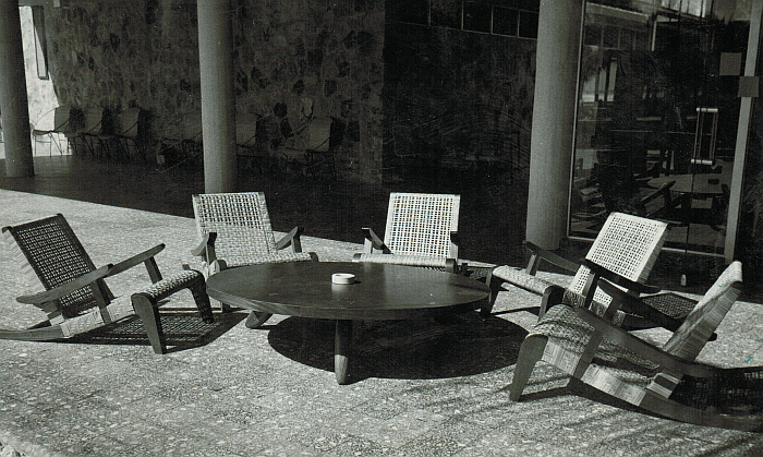 Table and lounge chairs by Clara Porset for the Pierre Marqués Hotel, Acapulco (photo commons.wikimedia.org CC BY-SA 4.0, courtesy Archivo Clara Porset Dumas)