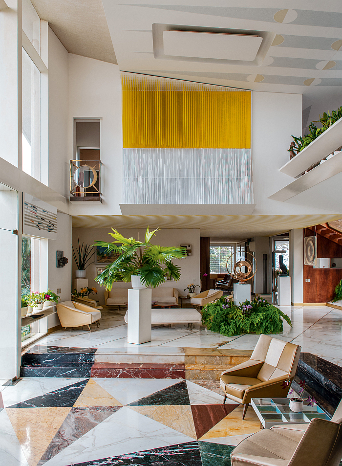 Interior of the Villa Planchart, including the Planchart coffee table between two Mariposa armchairs (Photo © Antoine Baralhe, courtesy Taschen Verlag)