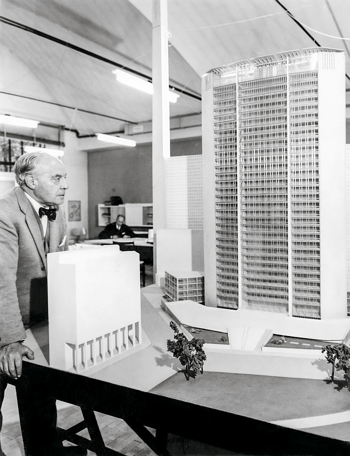  Gio Ponti with an early model of the Pirelli Tower, January 1955 Photo © Gio Ponti Archives/Historical Archive of Ponti’s Heirs (Photo Publifoto), courtesy Taschen Verlag)