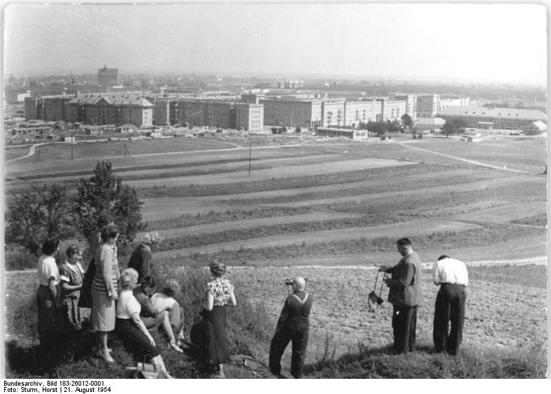 Eisenhüttenstadt rising in 1954 (Photo Bundesarchiv, Bild 183-26012-0001 / CC-BY-SA 3.0 via commons.wikimedia.org)