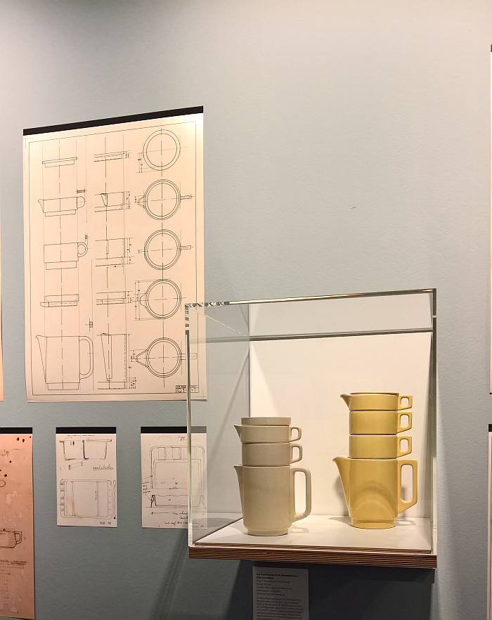 Stacking coffee service as designed by Margarete Jahny (r) and further developed by Albert Krause (l), as seen at The Early Years. Mart Stam, the Institute and the Collection of Industrial Design, the Werkbundarchiv Museum der Dinge, Berlin