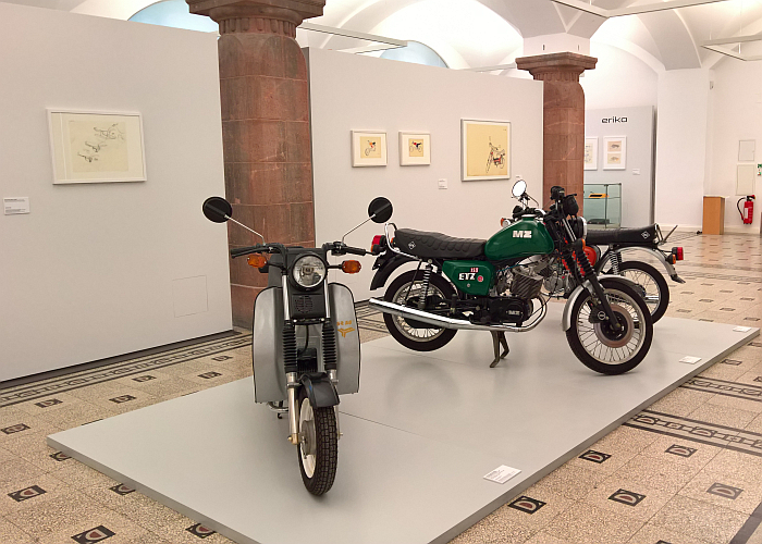 Simson SR 50 (l) and MZ ETZ 150 (r) by Karl Clauss Dietel and Lutz Rudolph, as seen at Simson Diamant Erika. Formgestaltung von Karl Clauss Dietel, Kunstsammlungen Chemnitz