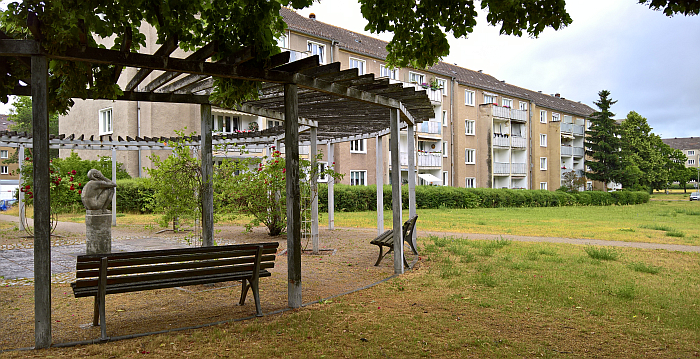 A Rose pagoda in Wohnkomplex IV, Eisenhüttenstadt