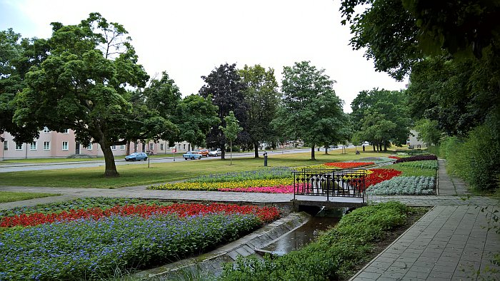 The so-called Grünzug Gartenfließ, Eisenhüttenstadt, and no, we didn't pay extra to get the Trabi in the background....