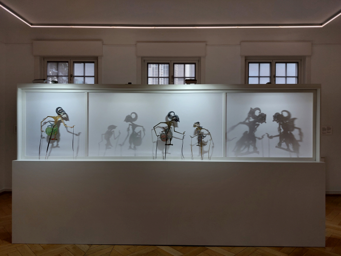 A discussion of the Javanese shadow puppet theatre genre Wayang Kulit, as seen at Green Sky, Blue Grass. Colour Coding Worlds, Weltkulturen Museum, Frankfurt