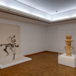 Peking Brush Drawing (l) and The Queen (r) by Isamu Noguchi, as seen at Isa­mu Noguchi, Muse­um Lud­wig, Cologne