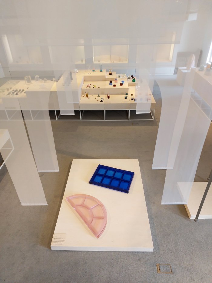 To talk and think with a window by Sarah Maria Yasdani, as seen at Glass - Hand Formed Matter, Bröhan Museum, Berlin