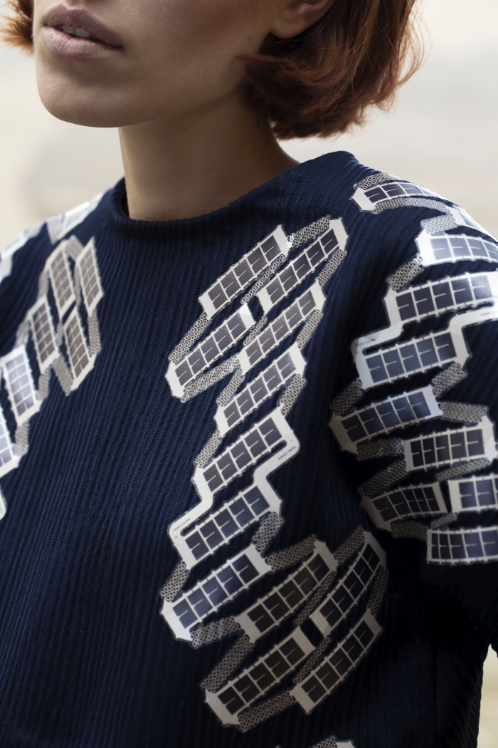 Solar Shirt by Pauline van Dongen, part of The Energy Show – Sun, Solar and Human Power, Het Nieuwe Instituut, Rotterdam (photo Liselotte Fleur, courtesy Het Nieuwe Instituut)